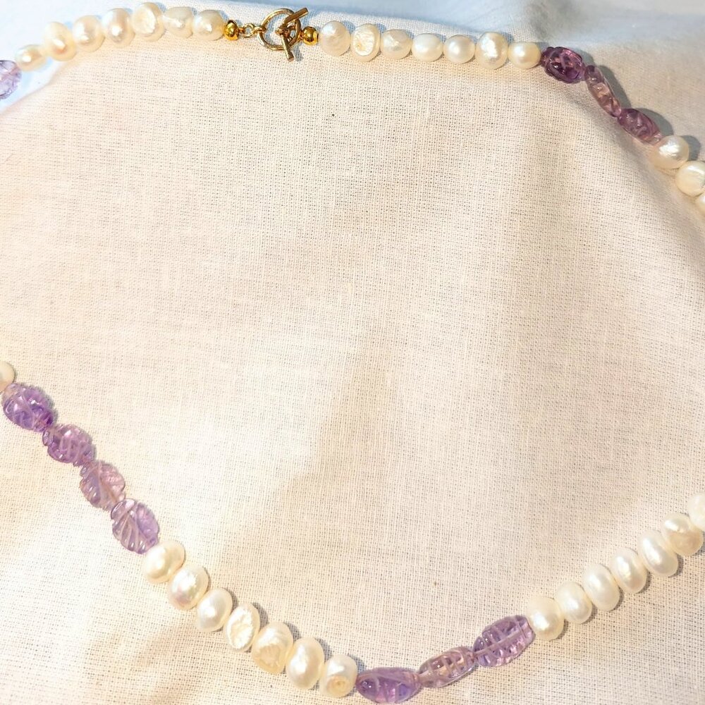 New choker necklace made of glass beads